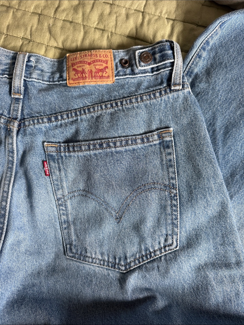 Levi's Women's Cinch Barrel Jeans - Picture 3 of 4